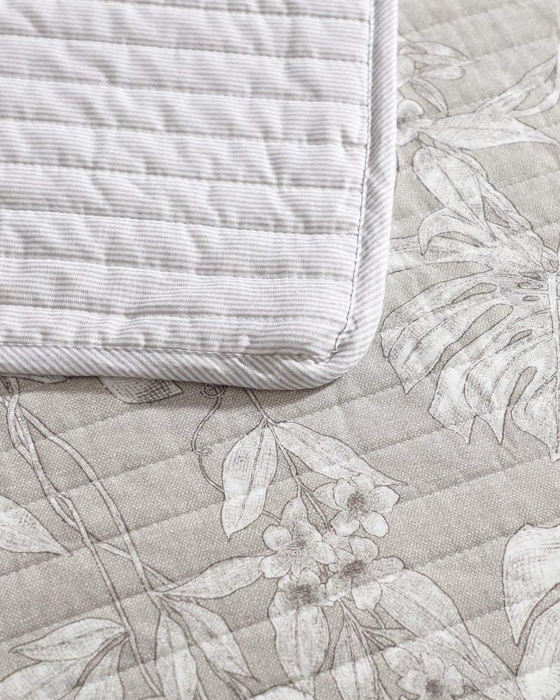 Jungle Toile Reversible 3-Piece Full/Queen Quilt Set Beige | Tommy Bahama New - Jungle Toile Reversible 3-Piece Full/Queen Quilt Set